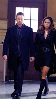 Ihr Verlobter wurde von einem Auto überfahren und anschließend in Brand gesteckt. Grace Chandler (Vanessa Minnillo) wird von Det. Mac Taylor (Gary Sinise) in die Leichenhalle geführt.