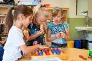 V.l.: Selma (9), Paulina (9) und Abigail (8) spielen in der Schule.