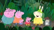 Mama und Papa Wutz (li.) gehen mit Peppa und Schorsch (mi.) in den botanischen Garten. Frau Löffel (re.) führt sie durch das Regenwaldhaus.