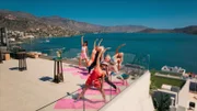 'Die Damen' des 'Golden Bachelors' halten sich in der 'Golden Bachelor'-Villa sich Fit mit Yoga.