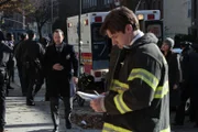 Auf eine Moschee wird ein Bombenanschlag verübt. Vor Ort werden Danny (Donnie Wahlberg, l.) und Baez (Marisa Ramirez, 2.v.r.) von Brandinspektor Rick Kelly (Tom Degnan, M.) informiert, bekommen bei der Untersuchung jedoch heftigen Gegenwind von den Anwohnern ...