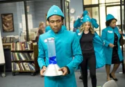 Nach Pierce Hawthornes unerwarteten Tod müssen sich Troy (Donald Glover, vorne), Britta (Gillian Jacobs, M.), Shirley (Yvette Nicole Brown, hinten) und der Rest der Truppe einem Lügendetektortest unterziehen, um einen Anspruch auf das Erbe ihres Freundes stellen zu können ...