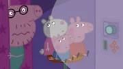 Peppa und ihre Familie besuchen ein riesiges Einkaufszentrum mit vielen verschiedenen kleinen Läden. Während Mama Wutz Frau Mümmels Wohlführloase für ihren "perfekten Tag" besucht, machen Peppa (re.) und Schorsch (mi.) gemeinsame Fotos im Fotoautomaten mit ihrer Freundin Luzie Locke (2.v.li.).