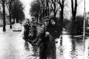 Bundeswehrsoldaten und freiwillige Helfer retten Opfer aus dem Überschwemmungsgebiet der Sturmflutkatastrophe.