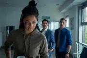 AC (Jane Chirwa, l.) spielt Kilian (François Goeske, M.) und Marc (Timmi Trinks, r.) einen Streich und gibt vor, die beiden nicht sehen zu wollen.