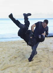 Ärger im Paradies: Können Jack Dalton (George Eads, r.) und MacGyver am Strand von Hawaii die chinesische Elite-Truppe überwältigen und ihre Flucht mit der gestohlenen Geheimwaffe verhindern?