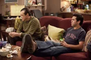 L-R: Frank Rizzoli Sr. (Chazz Palminteri) und Frankie Rizzoli Jr. (Jordan Bridges)