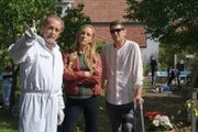 Spurensicherer Franz Wohlfahrt (Helmut Bohatsch, l.) erklärt Gruppeninspektorin Penny Lanz (Lilian Klebow, M.) und Bezirksinspektor Klaus Lechner (Andreas Kiendl, r.), was bei dem Kampf passiert sein muss.