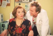 Gisis Freundin Helga (Hella von Sinnen) ist sehr angetan von Didis (Dustin Semmelrogge) Energie - und seinem Aftershave...