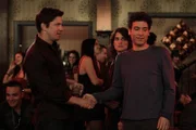 Während Barney seinen Vater Jerry besser kennenlernen möchte, trifft Robin (Cobie Smulders, 2.v.r.) einen Mann (Michael Trucco, l.), auf den sie schon lange ein Auge geworfen hat. Ted (Josh Radnor, r.) ist überrascht ...