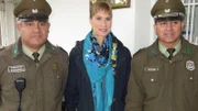 Sandra Eckardt mit chilenischen Polizisten.
