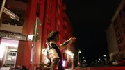 Jo (Salka Weber) tanzt nachts auf der Straße.