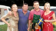 Ziemlich bedröppelt begrüßen (v.l.) Uschi (Antje Lewald), Benno (Willi Thomczyk) sowie Lothar (Rene Heinersdorff) und Stefanie (Dana Golombek) die Gräfin und ihren Neffen. Den Kaffee muss Benno der Gräfin allerdings verwehren - sein Platz ist nicht gerade vorzeigbar...