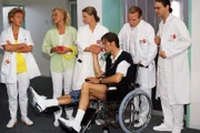 Dr. Schmidt (Walter Sittler, vorne), der sich beim Tennisspielen verletzt hat, hält seine Kollegen nun als Patient auf Trab (v.li.: Mariele Millowitsch, Jenny Elvers, Kerstin Thielemann, Roland Jankowsky, Alexander Schottky).