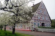 Unweit der Stadt liegt das Alte Land mit seinen traumhaft blühenden Obstplantagen und schmucken Fachwerkhäusern.