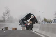 Nach einer wilden Verfolgungsjagd auf der Autobahn schafft es Semir, den Transporter mit den Gangstern zu stoppen...