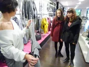 Sara (r.) und Shoppingbegleitung Juliane (M.)