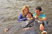 Tayfun (Tayfun Baydar, re.) kommt Verena (Susan Sideropoulos) in letzter Sekunde zu Hilfe. Gemeinsam versuchen sie Leon (Daniel Fehlow) zu rettten.