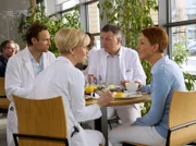 Wenig begeistert, ihre Mittagspause an einem gemeinsamen Tisch verbringen zu müssen, setzen Roland (Thomas Rühmann, 2. von rechts) und Martin (Bernhard Bettermann, links) ihr Streitgespräch aus dem OP-Vorbereitungsraum fort.