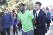 Booth (David Boreanaz, re.) nimmt den verdächtigen Breakdancer Russell (Stephen "tWitch" Boss) fest. Hat Russell den Straßenkünstler Robert Pearson getötet?
