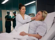 Schwester Julia (Sarah Tkotsch, li.) kümmert sich um Sonja Bachmann (Ramona Kunze-Libnow, liegend), die mit dem Fahrrad gestürzt ist. In der Sachsenklinik wurden innere Blutungen festgestellt, die jetzt operativ behandelt werden sollen. Als Schwester Julia Frau Bachmann für die OP fertig macht, bemerkt sie, dass die Patientin unkontrollierten Harnverlust hatte. Sonja Bachmann ist das sichtlich unangenehm und sie bittet die neue Schwester, diesen ihrer Meinung nach kleinen Fauxpas für sich zu behalten. Schwester Julia willigt verständnisvoll ein.