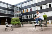 Frank Seibert besucht das Gymnasium Essen Nord-Ost. An der Schule ist sprachliche und kulturelle Vielfalt Normalität. Kinder aus 60 Nationen gehen hier zur Schule und werden fit fürs Abitur gemacht.