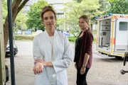 Durch den Angriff von Veronika Müller (Giulia Goldammer) wurde Lotte Helmer (Dagny Dewath, l.) verletzt, aber sie besteht darauf, sich selbst zu behandeln.