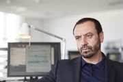 DI Olly Veddder (Gary Cargill) hat seine Gründe, warum er Tom nicht mag.