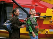 Horst Maiwald (Jaques Breuer) bedroht seine Geisel Dirk Lüdwitz (Julius Jellinek). Seine Forderung: Er will sofort das Sorgerecht für seinen Sohn. Dr. Lüdwitz soll ihn mit dem Medicopter zu seinem Kind fliegen...