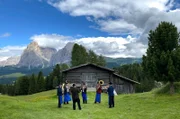 Volksmusik vor grandioser Bergkulisse: Die "Tschaforn Wischpler" auf der Seiser Alm.