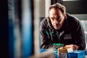 Mike (Harry Blank) wird in der Werkstatt von Erinnerungen an Trixi heimgesucht.