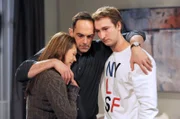 Mike versucht, trotz seiner Hilflosigkeit für seine Kinder stark zu sein. Von links: Yvonne Preissinger (Alexa Eilers), Mike Preissinger (Harry Blank) und Christian Preissinger (Jonathan Gertis).