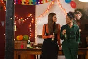Lena (Laura Berlin, l.) und Zoe (Davina Donaldson, r.) stoßen auf ihre Freundschaft an.