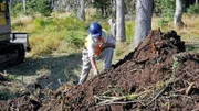 Mann nimmt Landprobe