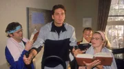 Dr. Schmidt (Walter Sittler, 2.v.li.) trainiert für den IQ-Test. Auch auf dem Fitnesstrainer wird er von Dr. Pfund (Alexander Schottky, li.), Dr. Borstel (Kerstin Thielemann) und Dr. Brummel (Roland Jankowsky) mit Fragen bombardiert.