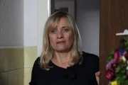 Simone Behnke (Ulrike Grote), Schwester der ermordeten Ulrica Andersson und Tante von Bo und Inken, glaubt auch nicht an die Unschuld von Gunnar Andersson..