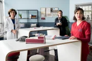 Für die Beurteilung eines besonderen Falles ziehen die Ärztinnen Karin Patzelt (Marijam Agischewa, l.) und Rebecca Krieger (Milena Straube, r.) Dr. Maria Weber (Annett Renneberg) aus der Sachsenklink zu Rate.