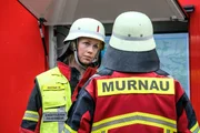 Marie (Christine Eixenberger, l.) weist ihre Truppe ein, was zu tun ist bei dieser akuten Hochwassergefahr.