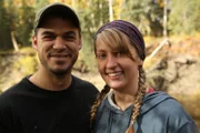 Chris und Jessi Morse in ihrer Hütte am Cosna River (National Geographic/Dwayne Fowler)
