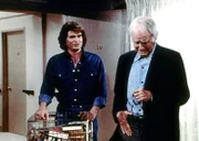 Jonathan (Michael Landon, li.) hilft Harry Haynes (Lew Ayres) aus seiner Verzweiflung heraus.