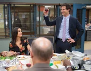 Amy Santiago (Melissa Fumero, l.); Jake Peralta (Andy Samberg, r.)