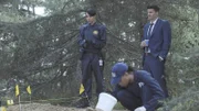 Cam (Tamara Taylor, li.) und Booth (David Boreanaz) suchen nach dem Mörder.