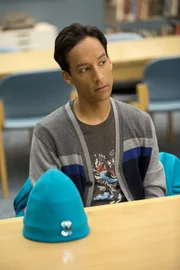 Um zu beweisen, dass sie Pierce nicht auf dem Gewissen haben, müssen sich Abed (Danny Pudi) und der Rest der Lerngruppe einem Lügendetektortest unterziehen ...