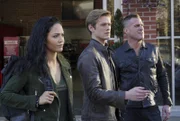Als ein ehemaliger Regierungsangestellter, der nach dem Diebstahl von Geheiminformationen von der Bildfläche verschwunden ist, wieder auftaucht, sollen Riley (Tristin Mays, l.), Angus MacGyver (Lucas Till, M.) und Jack (George Eads, 2.v.l.) ihn schnappen ...