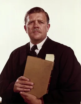 Richter Fenton (Pat Hingle) &uuml;berredet den raches&uuml;chtigen Cooper den gutbezahlten Job als Marshall anzunehmen.