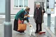 Gerstl ist unwillig, als Sarah ihn bittet, auf Bruni aufzupassen. Sarah Brandl und Michael Gerstl.