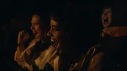 Elif (Jasmin Shakeri, l.), Jo (Salka Weber, M.) und Lena (Sarah Bauerett, r.) sind voller Freude im Auto.
