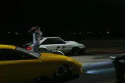 Nachdem er das Licht angeknallt hat, sieht JJ 'Da Boss' zu, wie Chuck und die Todesfalle bei ihrem Rennen gegen den Memphis-Rennfahrer Donn vorbeifliegen.