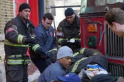 Das Team der 51 wird von der Feuerwache 21 zur Unterstützung angefordert. Ein Kollege hat sich mein eine rÜbung schwer verletzt und wird von Kelly Severide (Taylor Kinney, l.) und seinem Team versorgt. Die Verwendung des sendungsbezogenen Materials ist nur mit dem Hinweis und Verlinkung auf TVNOW gestattet.