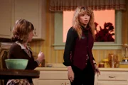 (l-r) Audrey Corsa als Rebecca, Natasha Lyonne als Charlie Cale